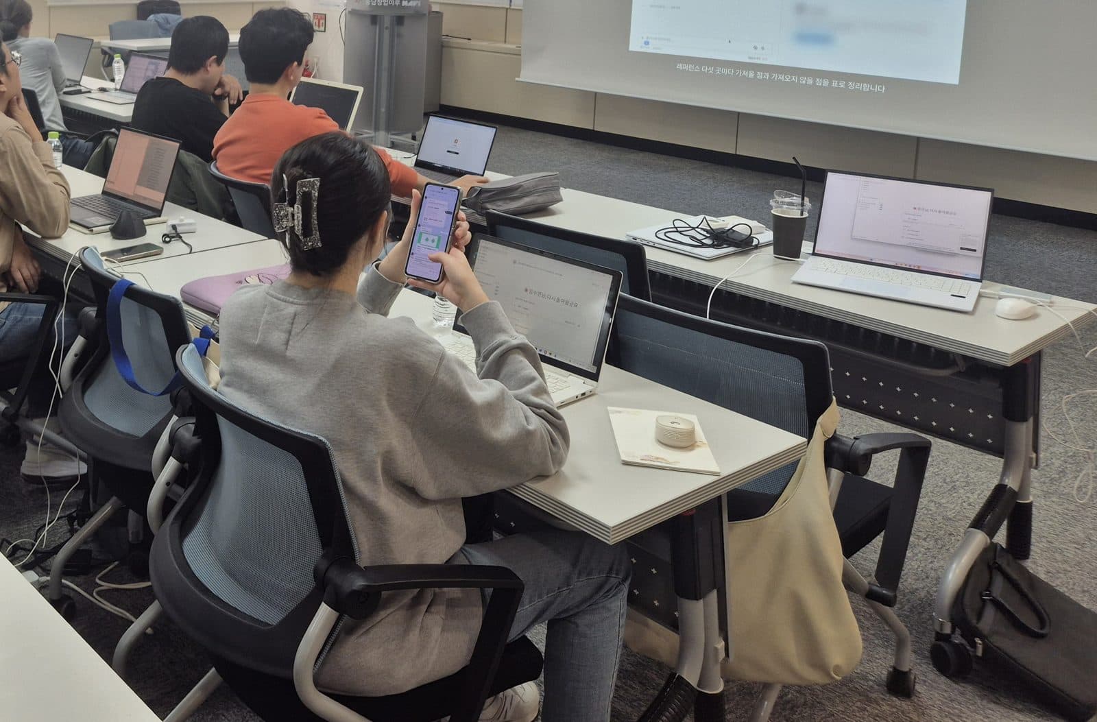 자기 사업자료로 실습 중인 수강생