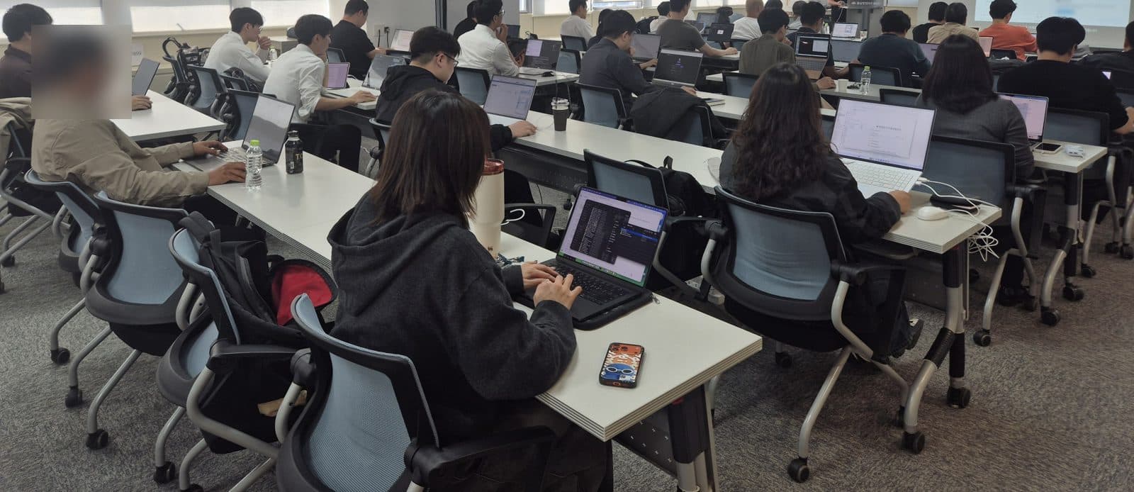 노트북을 펴고 각자의 자료로 실습하는 수강생들